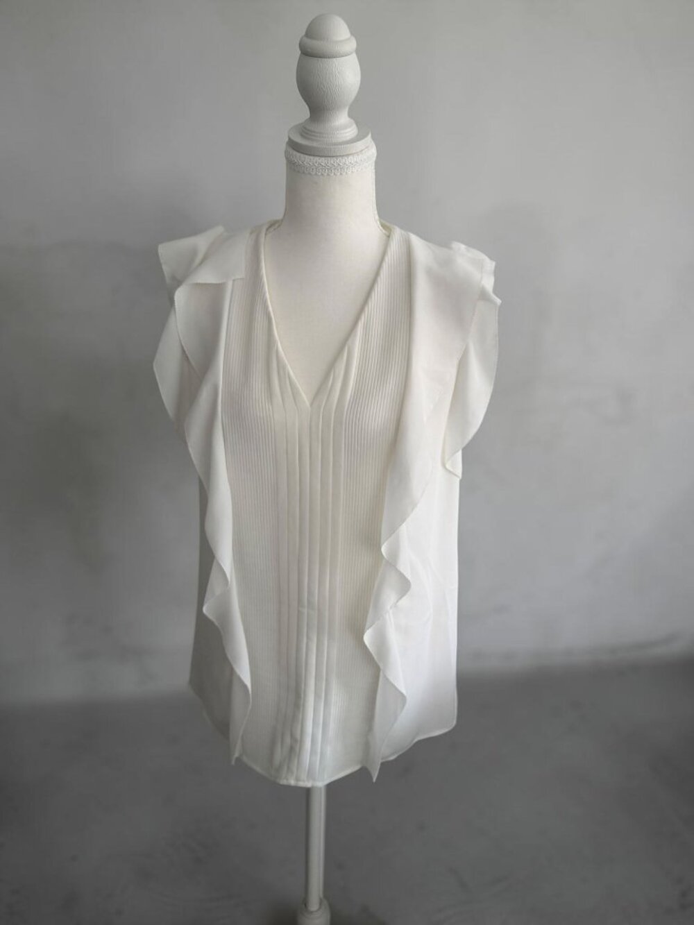 ELIE TAHARI White Ruffle Trim Top Size XS